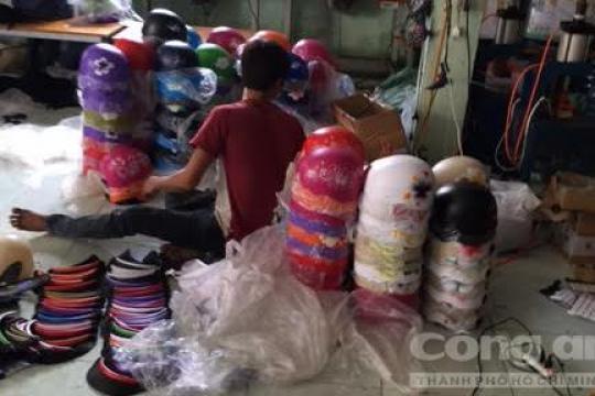Tạm giữ gần 3000 mũ bảo hiểm xâm phạm quyền kiểu dáng công nghiệp