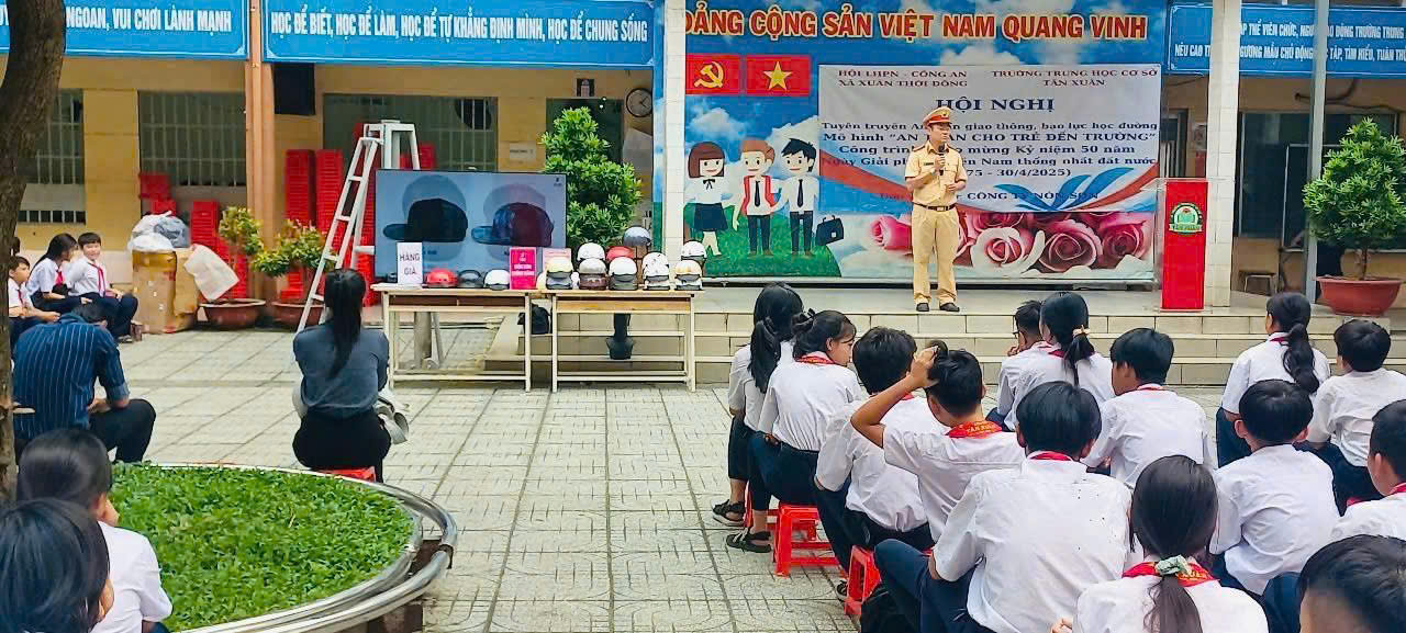 Đ/c Trung tá Lê Văn Minh - BCV Tuyên truyền tại Trường THCS Tân Xuân ngày 16/12/2024